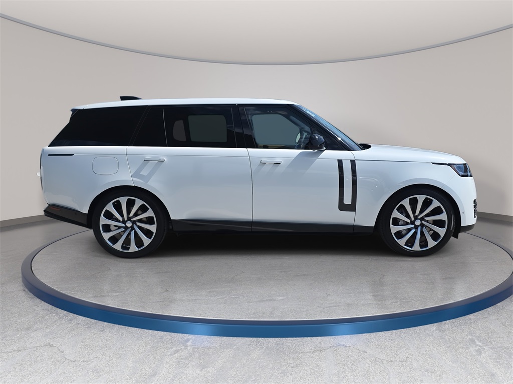 2025 Land Rover Range Rover SE photo 4