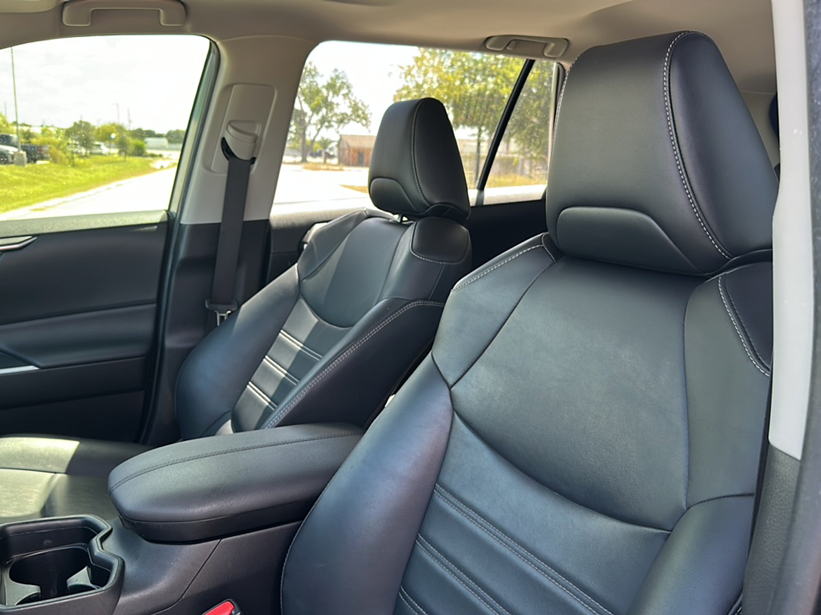 2020 Toyota RAV4 XLE Premium photo 2