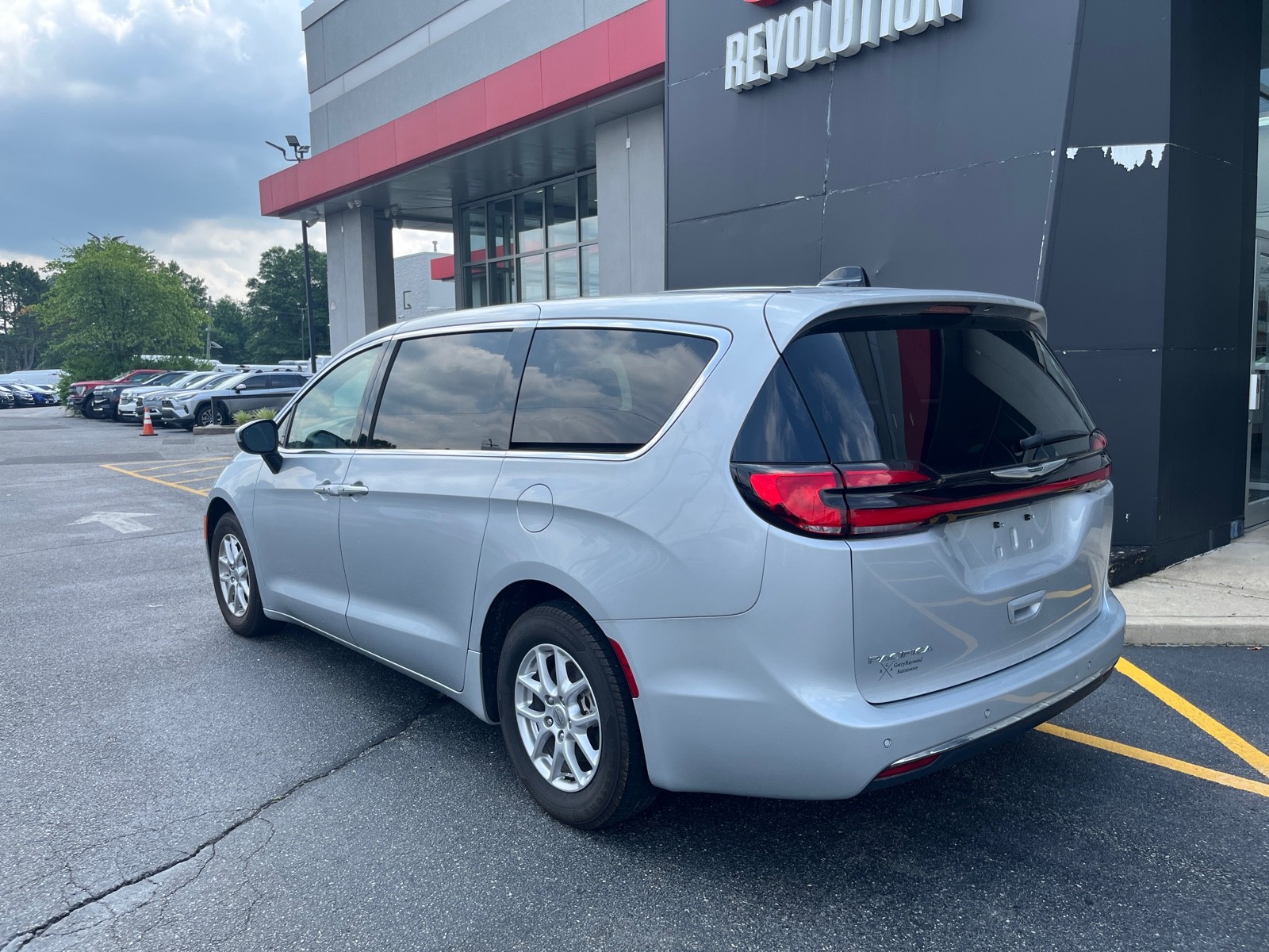 2023 Chrysler Pacifica Touring L photo 5