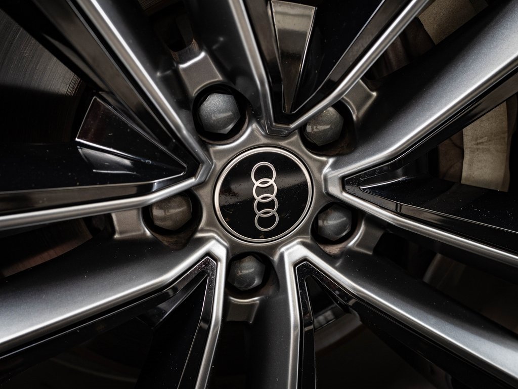 2025 Audi Q7 55 Premium Plus photo 2