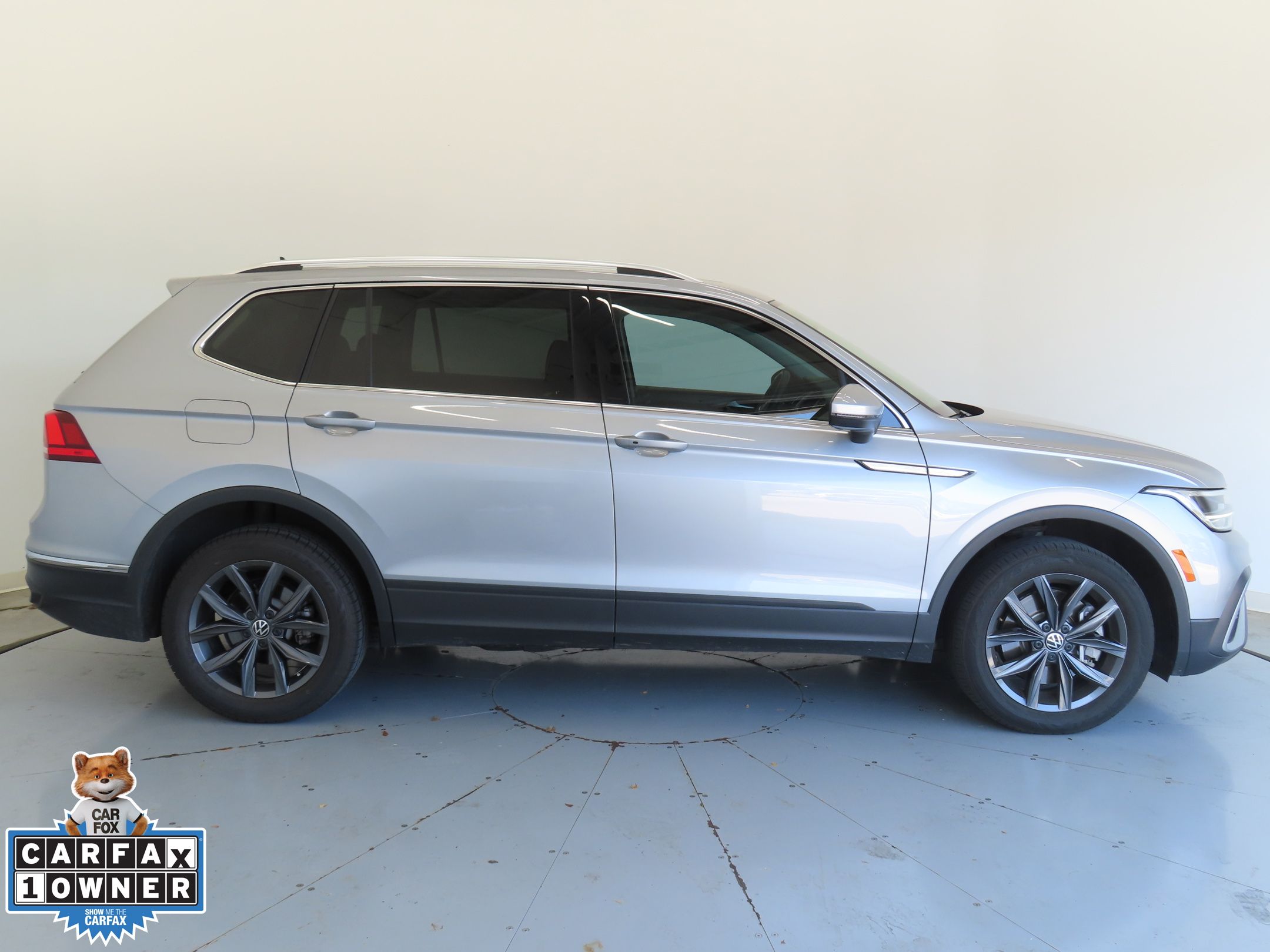 2023 Volkswagen Tiguan SE photo 2