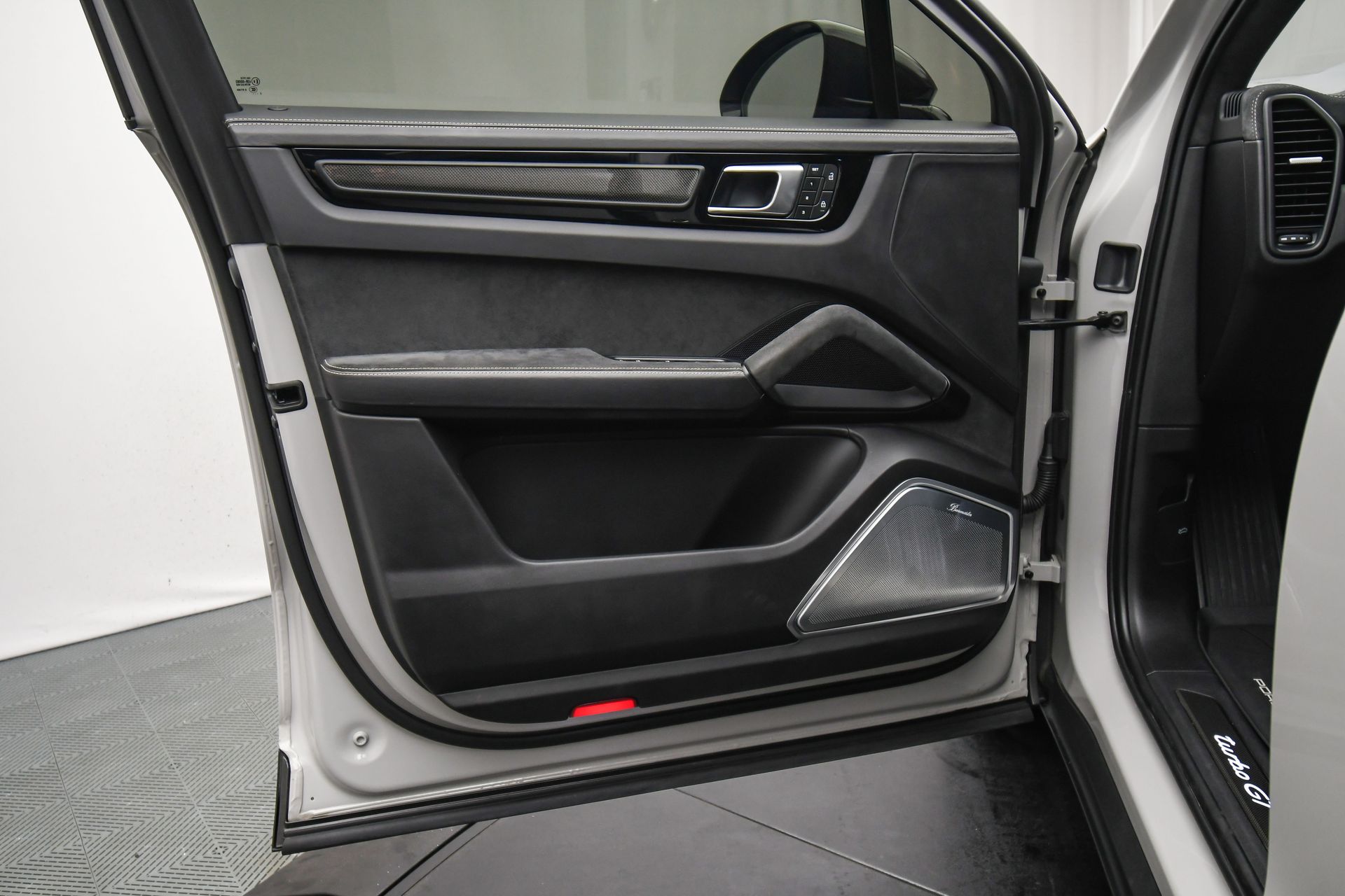 2023 Porsche Cayenne Coupe Turbo GT photo 40