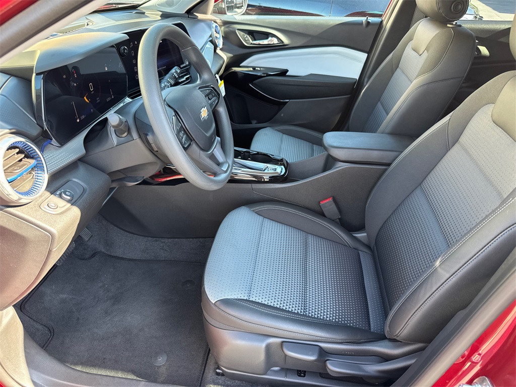 2025 Chevrolet Trax LT photo 23