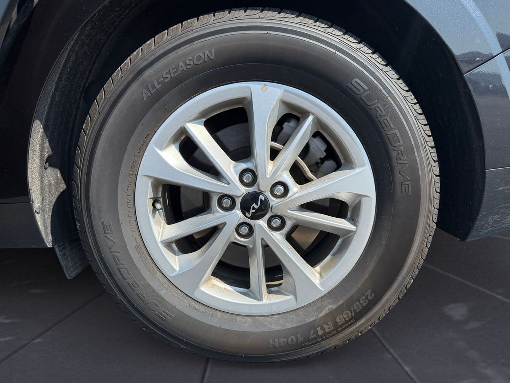 2024 Kia Carnival LX photo 14