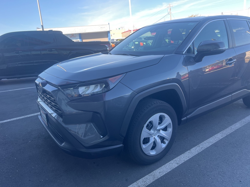 2022 Toyota RAV4 LE photo 3