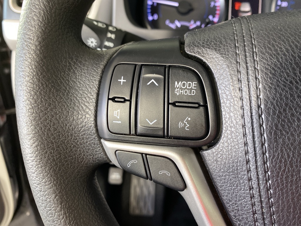 2018 Toyota Highlander LE photo 8