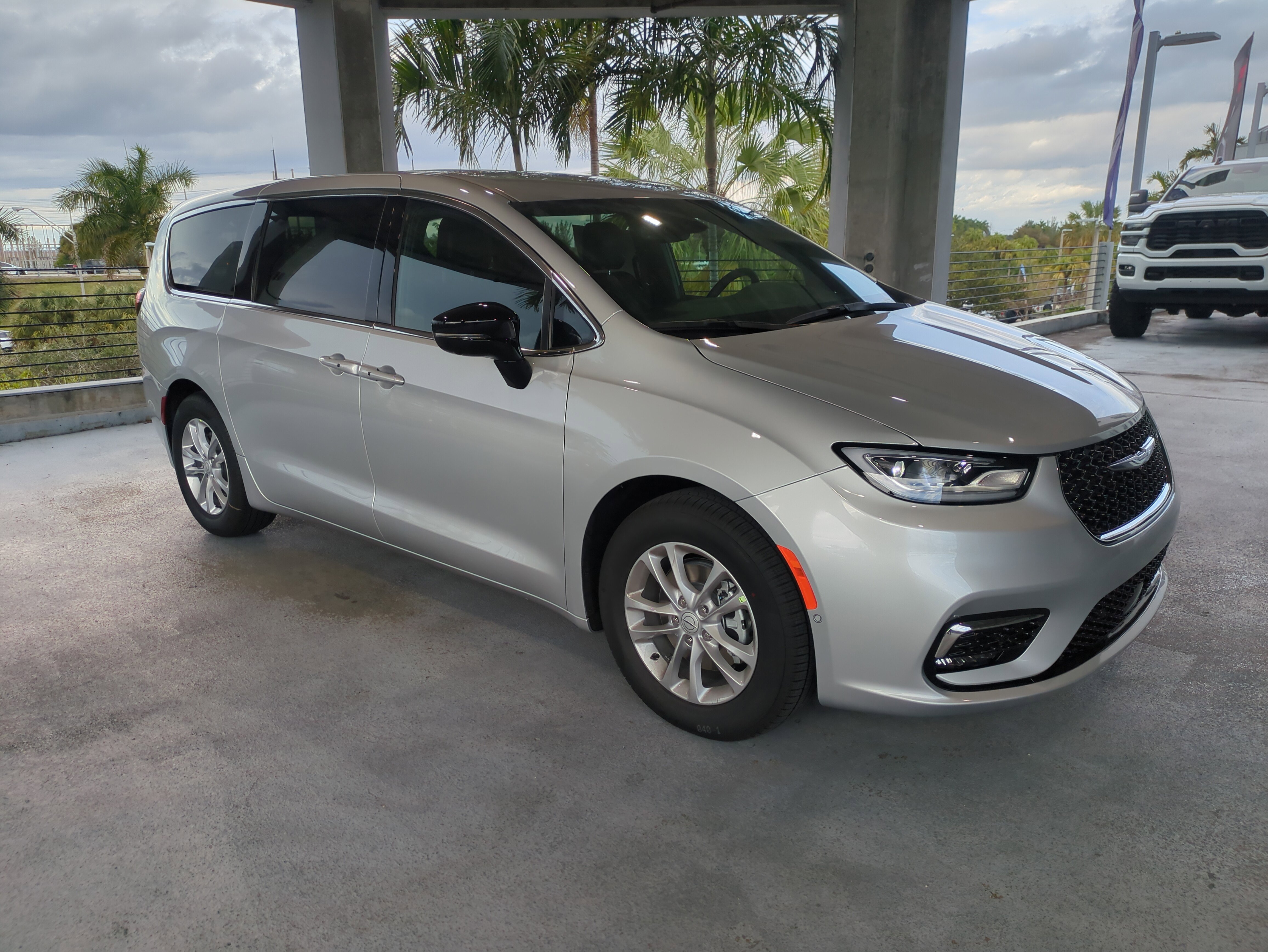 2026 Chrysler Pacifica Select's photo