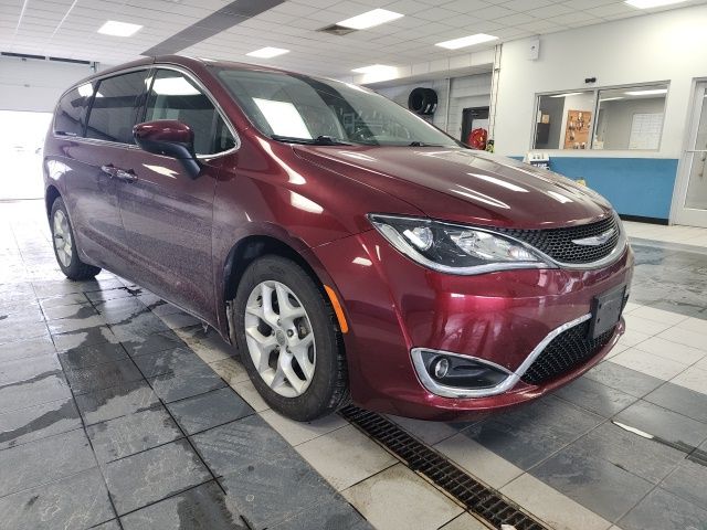 2017 Chrysler Pacifica Touring Plus's photo