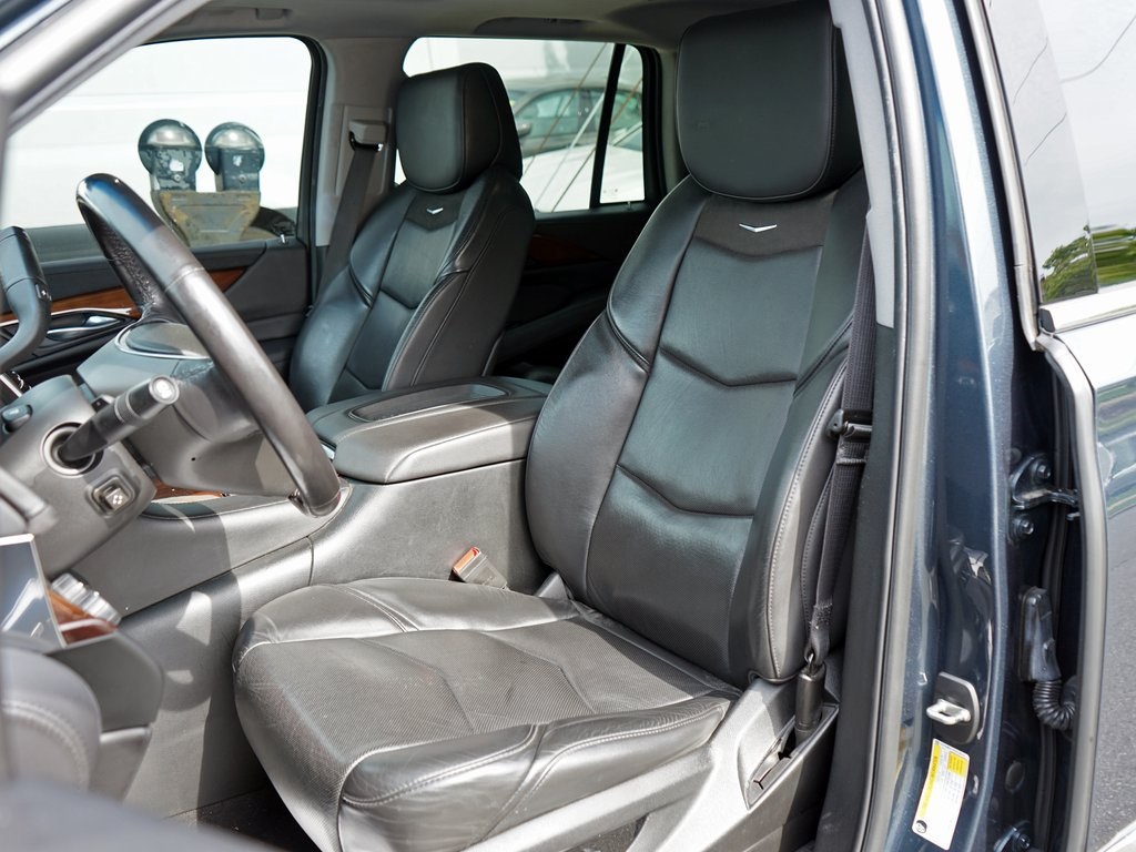2019 Cadillac Escalade Luxury photo 3