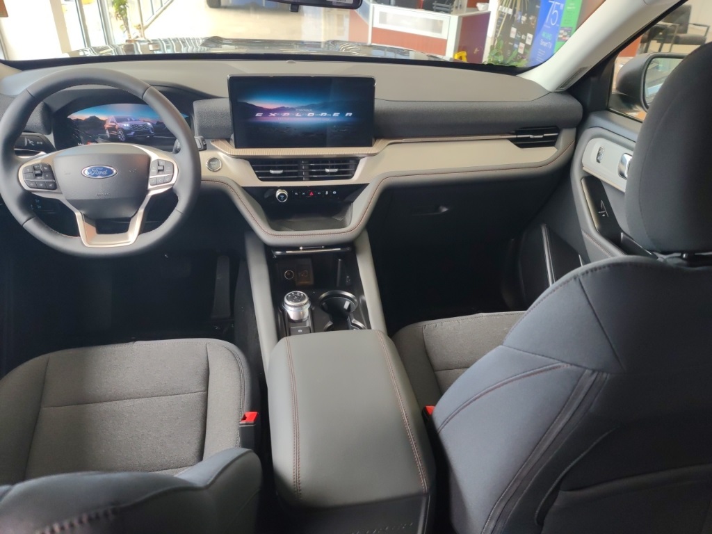 2025 Ford Explorer photo 8