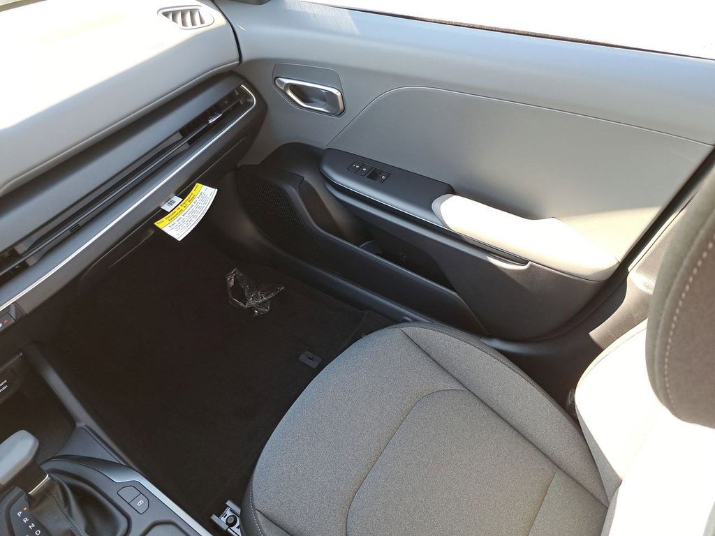 2025 Kia K4 LXS photo 16