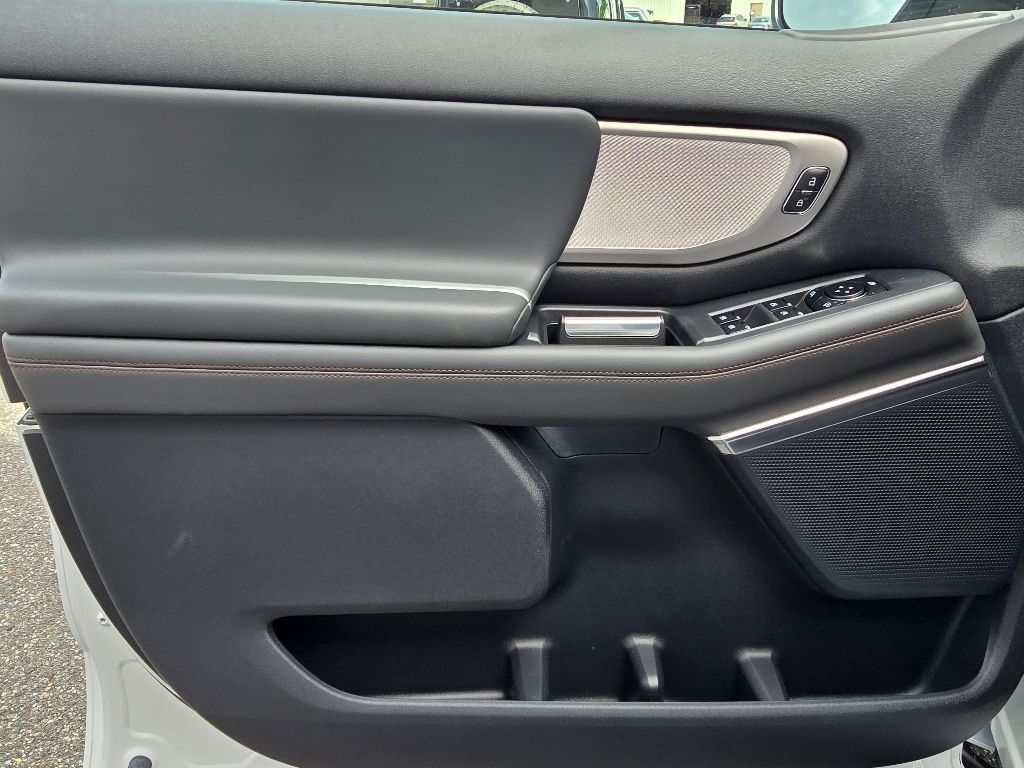 2025 Ford Expedition XL photo 6