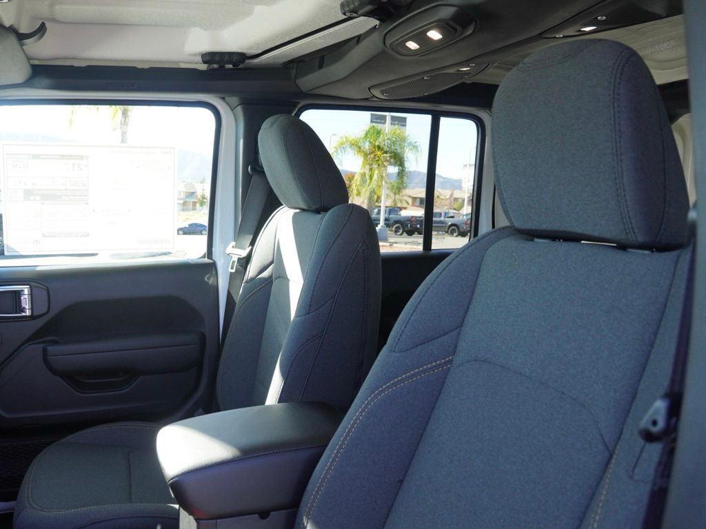 New 2026 Bright White Clear-Coat Exterior Paint Jeep 4-Door Sport S image 20