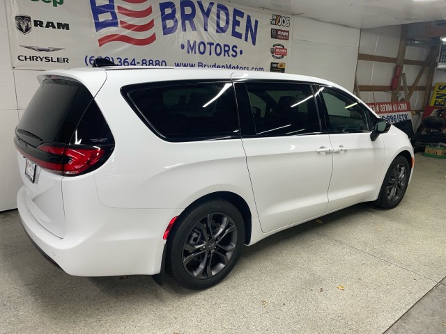 2026 Chrysler Pacifica photo 2