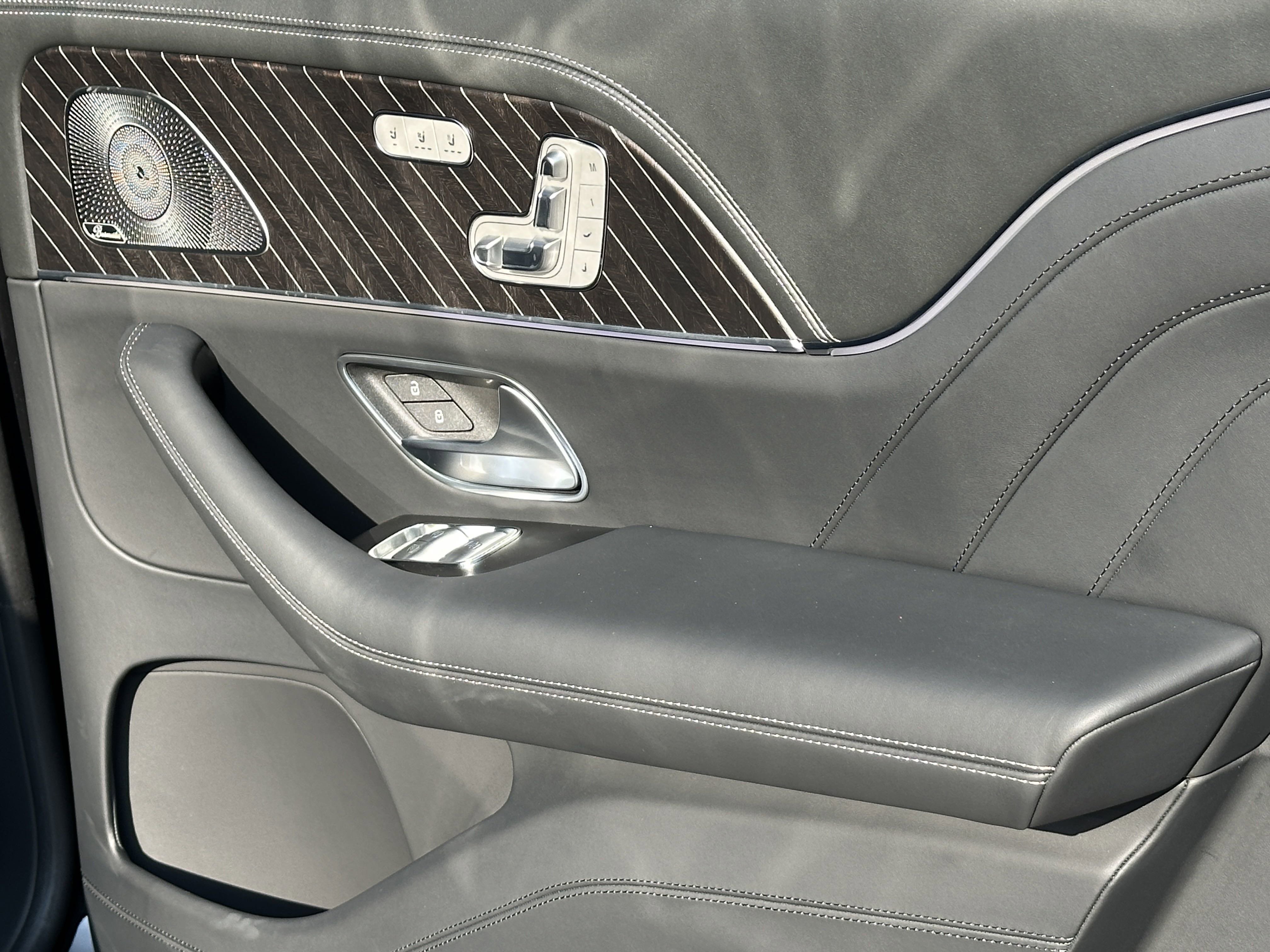 2024 Mercedes Benz GLS 4MATIC Maybach 600 photo 4
