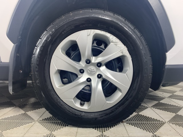 2022 Toyota RAV4 LE photo 9