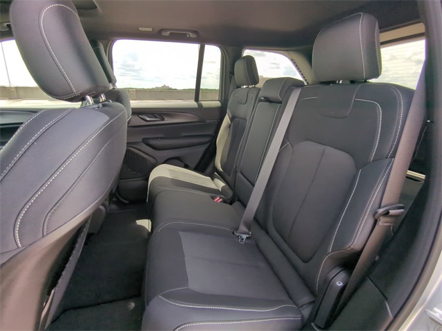 2025 Jeep Grand Cherokee Laredo Altitude photo 13