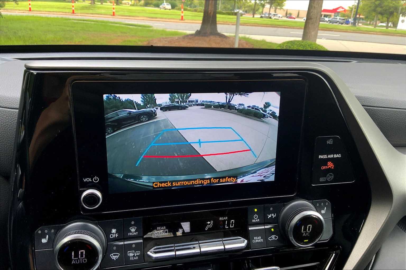 2024 Toyota Highlander XLE photo 27