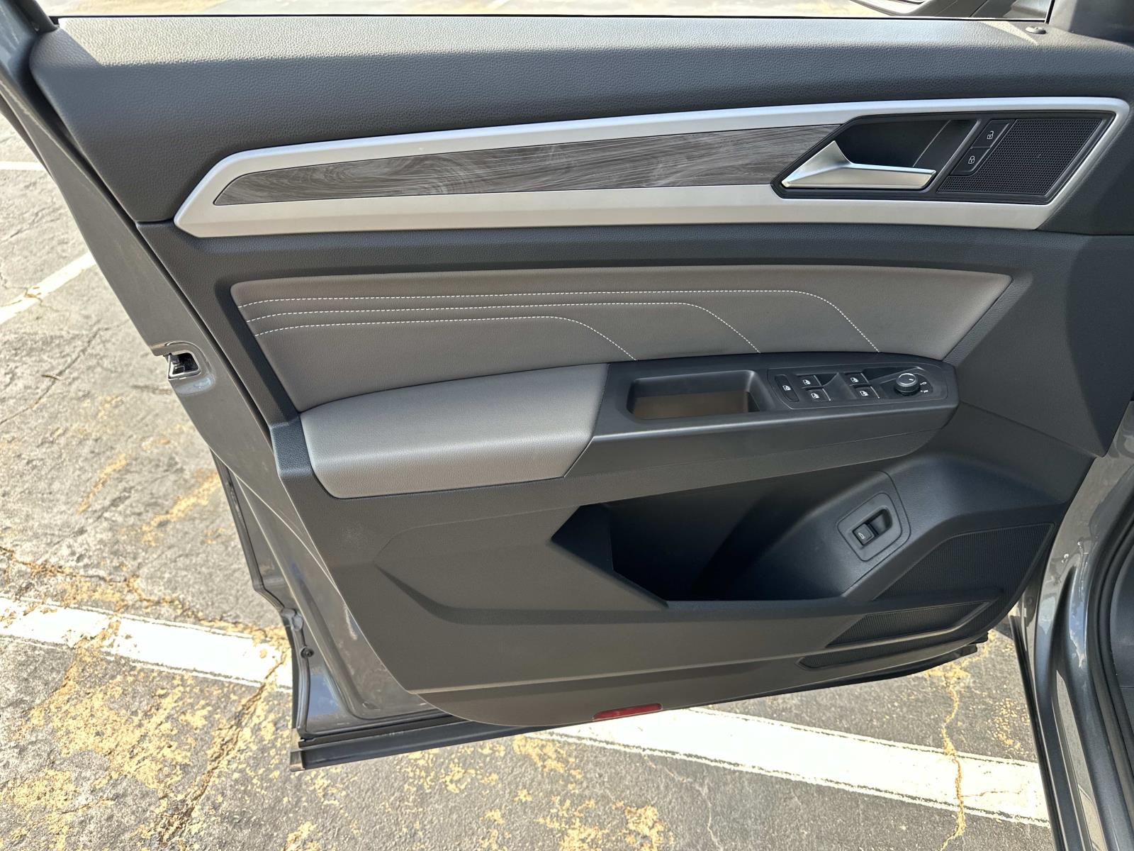 2023 Volkswagen Atlas Cross Sport V6 SE Technology photo 8
