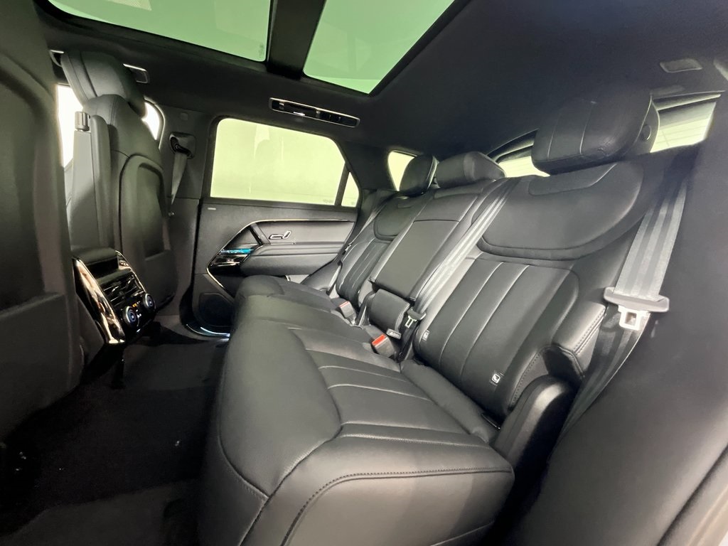2025 Land Rover Range Rover Sport SE photo 4