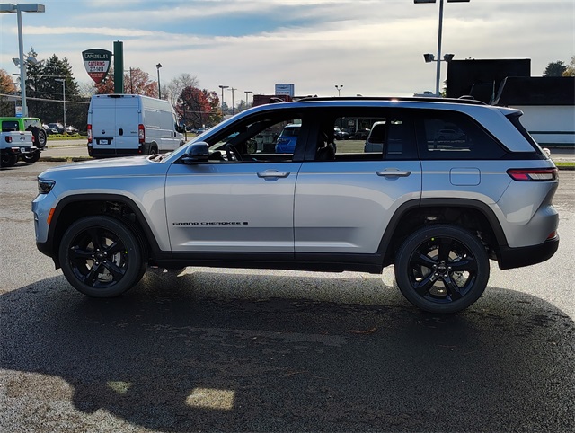 2025 Jeep Grand Cherokee Laredo Altitude photo 4