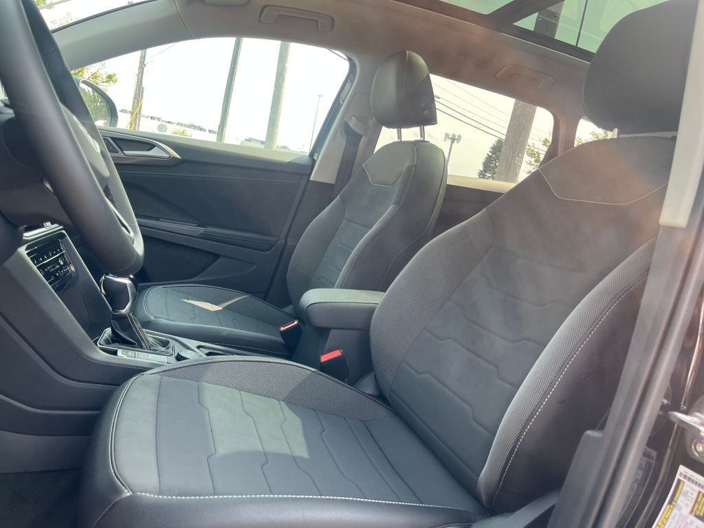 2025 Volkswagen Taos SE photo 6