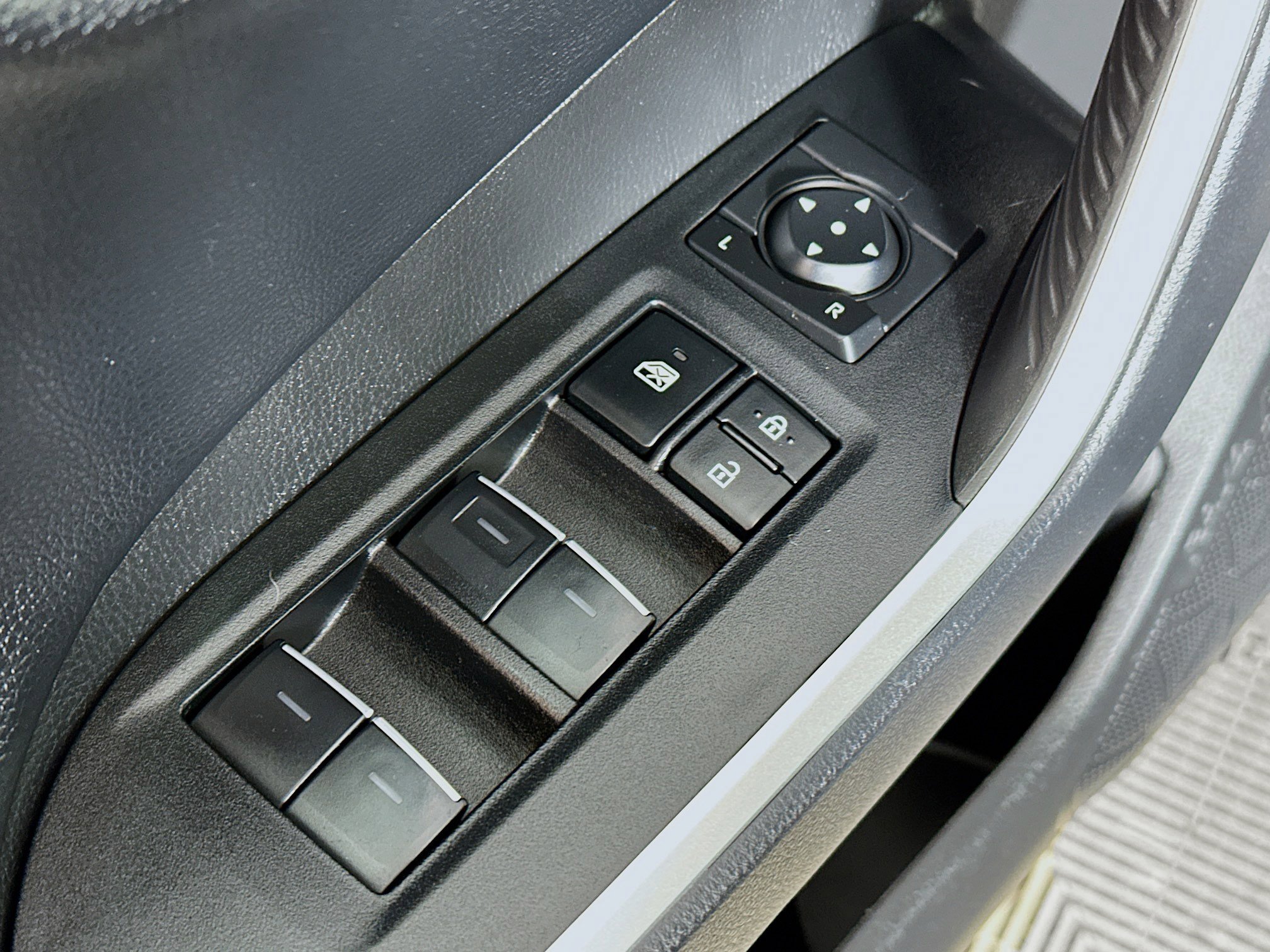2024 Toyota RAV4 Hybrid XSE photo 14