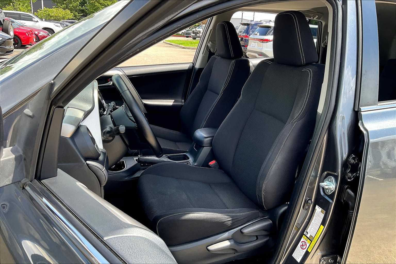 2017 Toyota RAV4 XLE photo 6