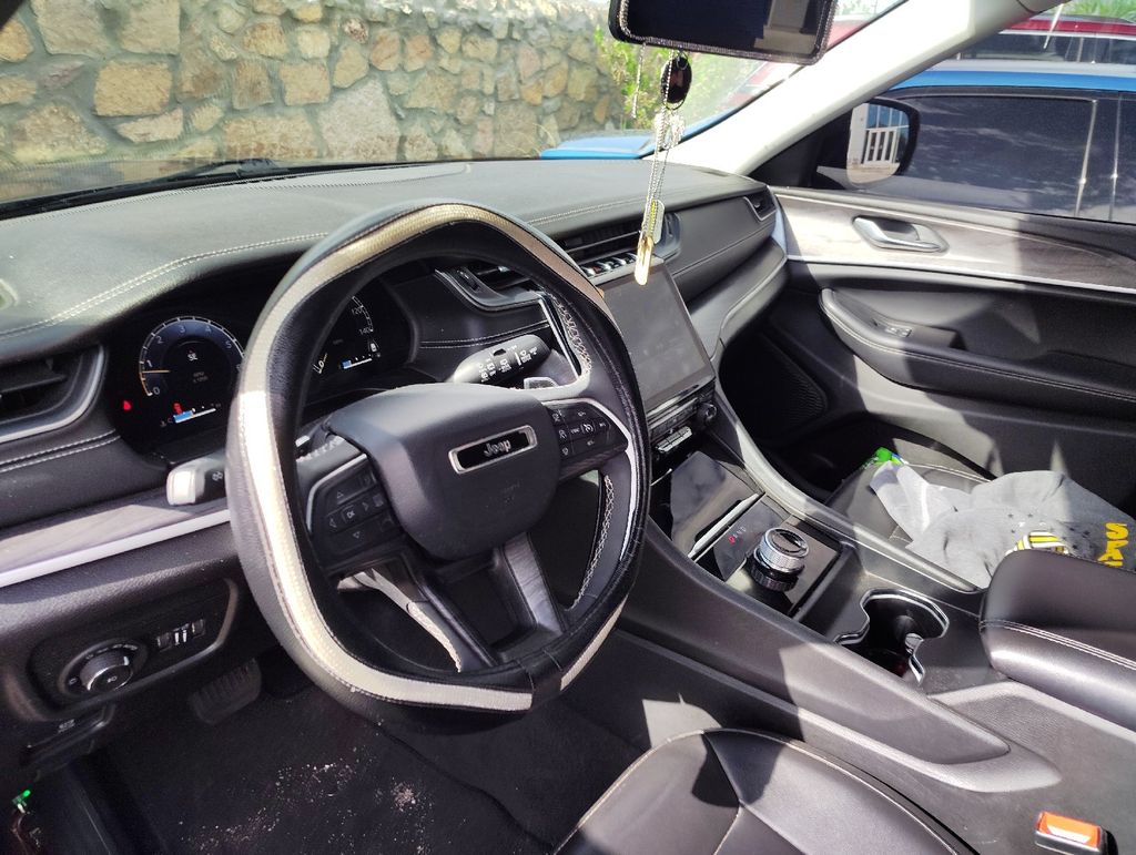 2023 Jeep Grand Cherokee Limited photo 2