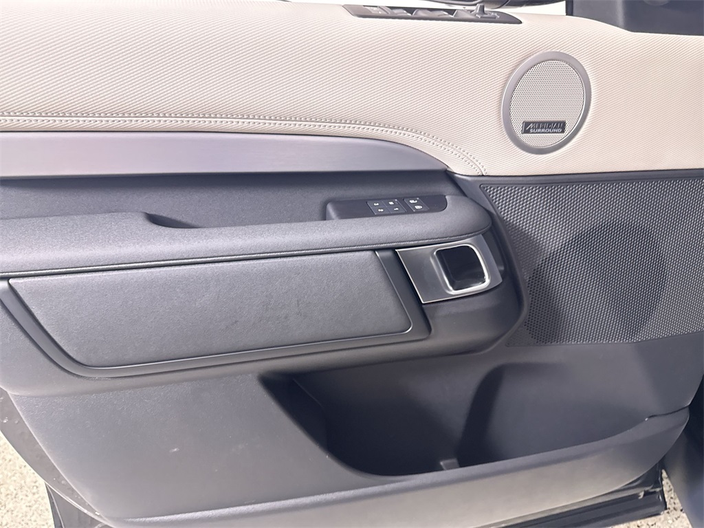 2025 Land Rover Discovery SE photo 13