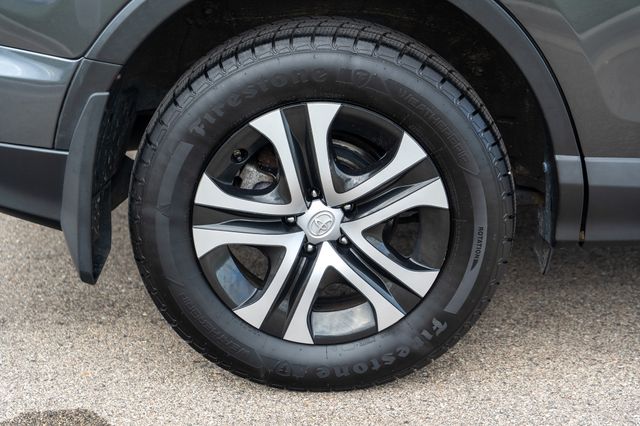 2017 Toyota RAV4 LE photo 9