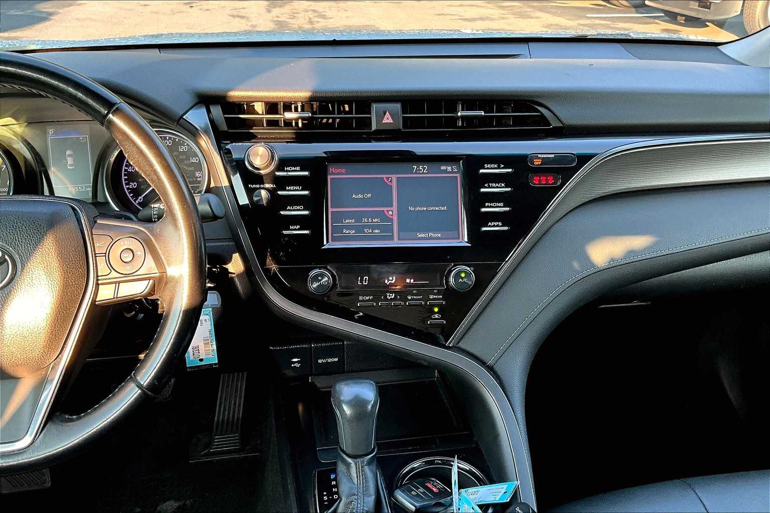 2019 Toyota Camry SE photo 6