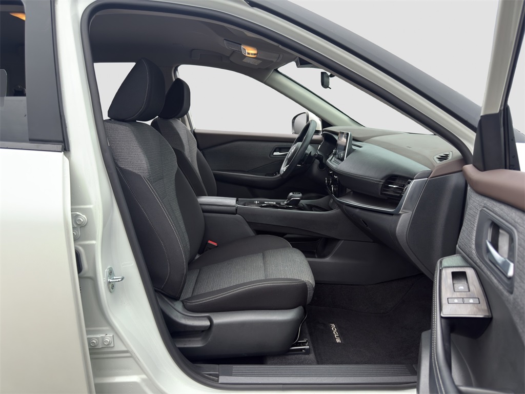 2023 Nissan Rogue SV photo 18