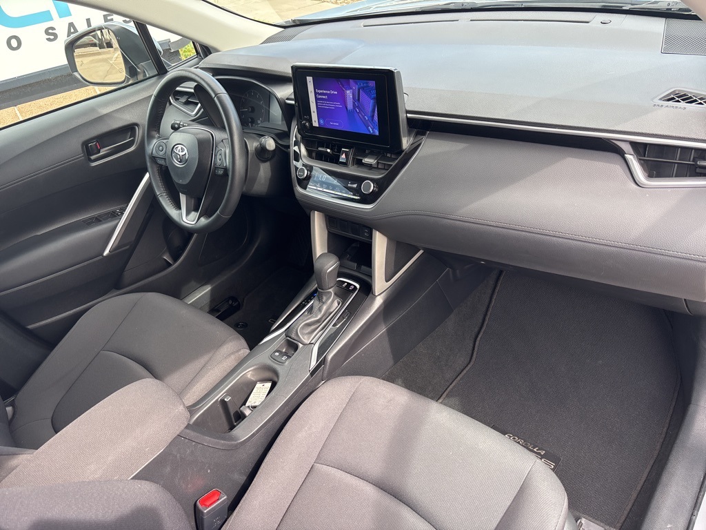 2024 Toyota Corolla Cross LE photo 12