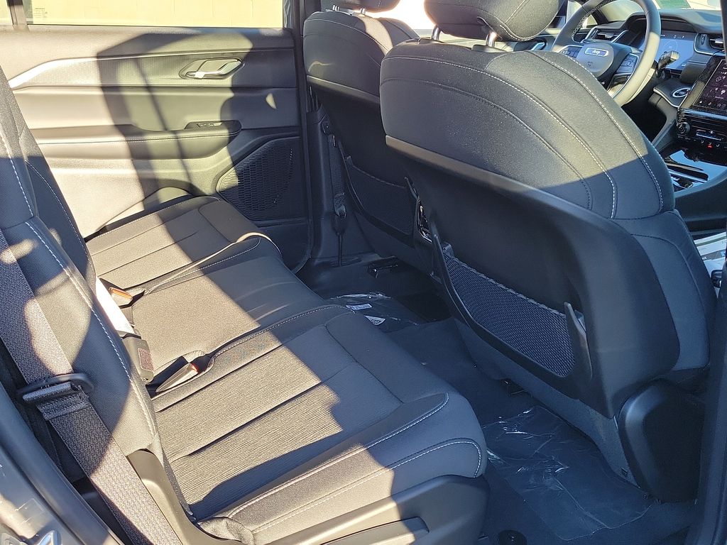 2025 Jeep Grand Cherokee Laredo X photo 8