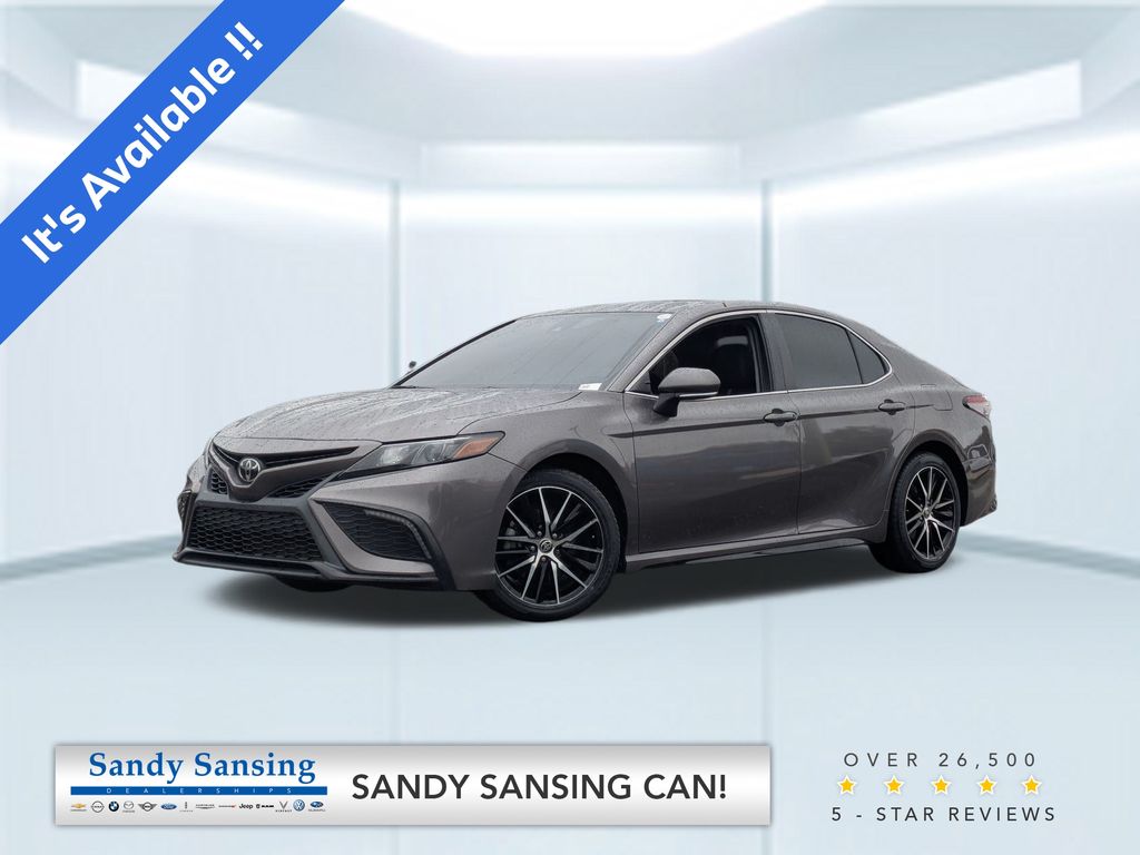 2022 Toyota Camry SE's photo