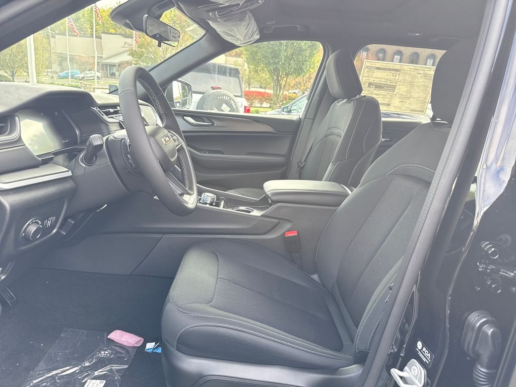 2025 Jeep Grand Cherokee Laredo X photo 2