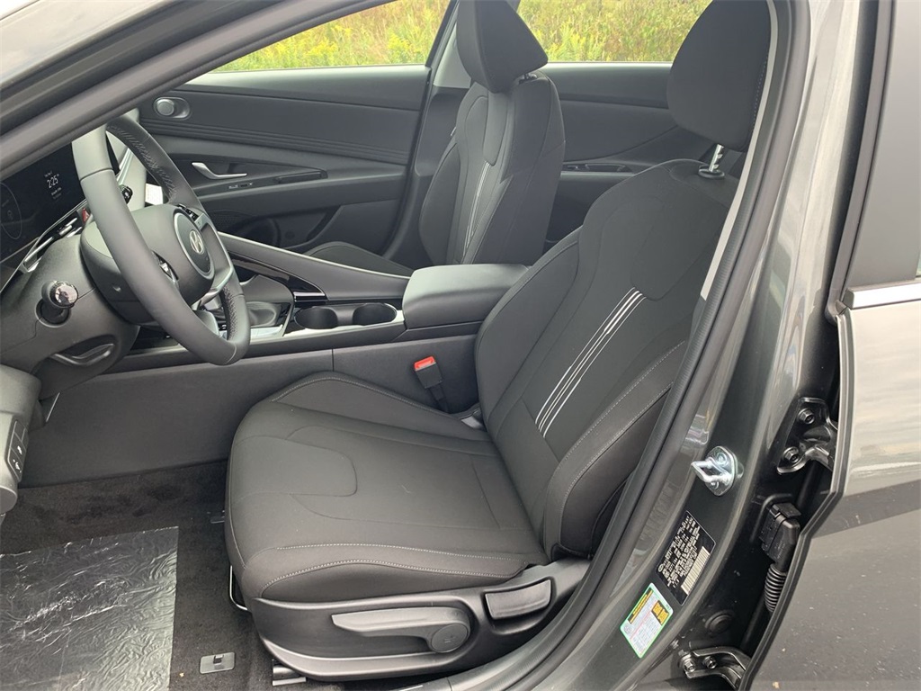 2025 Hyundai Elantra SEL Convenience photo 11