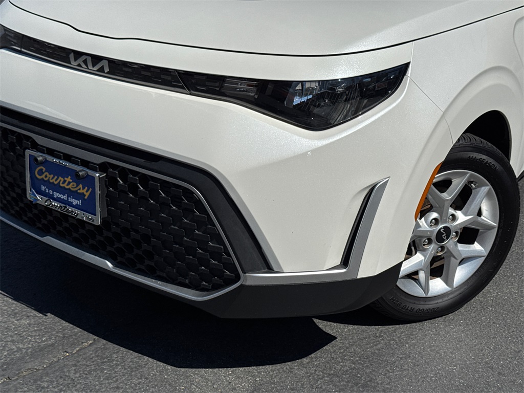 2023 Kia Soul LX photo 3