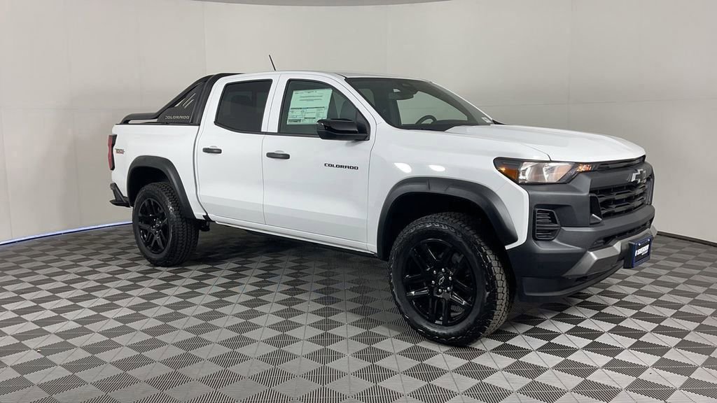 2025 Chevrolet Colorado Trail Boss photo 2