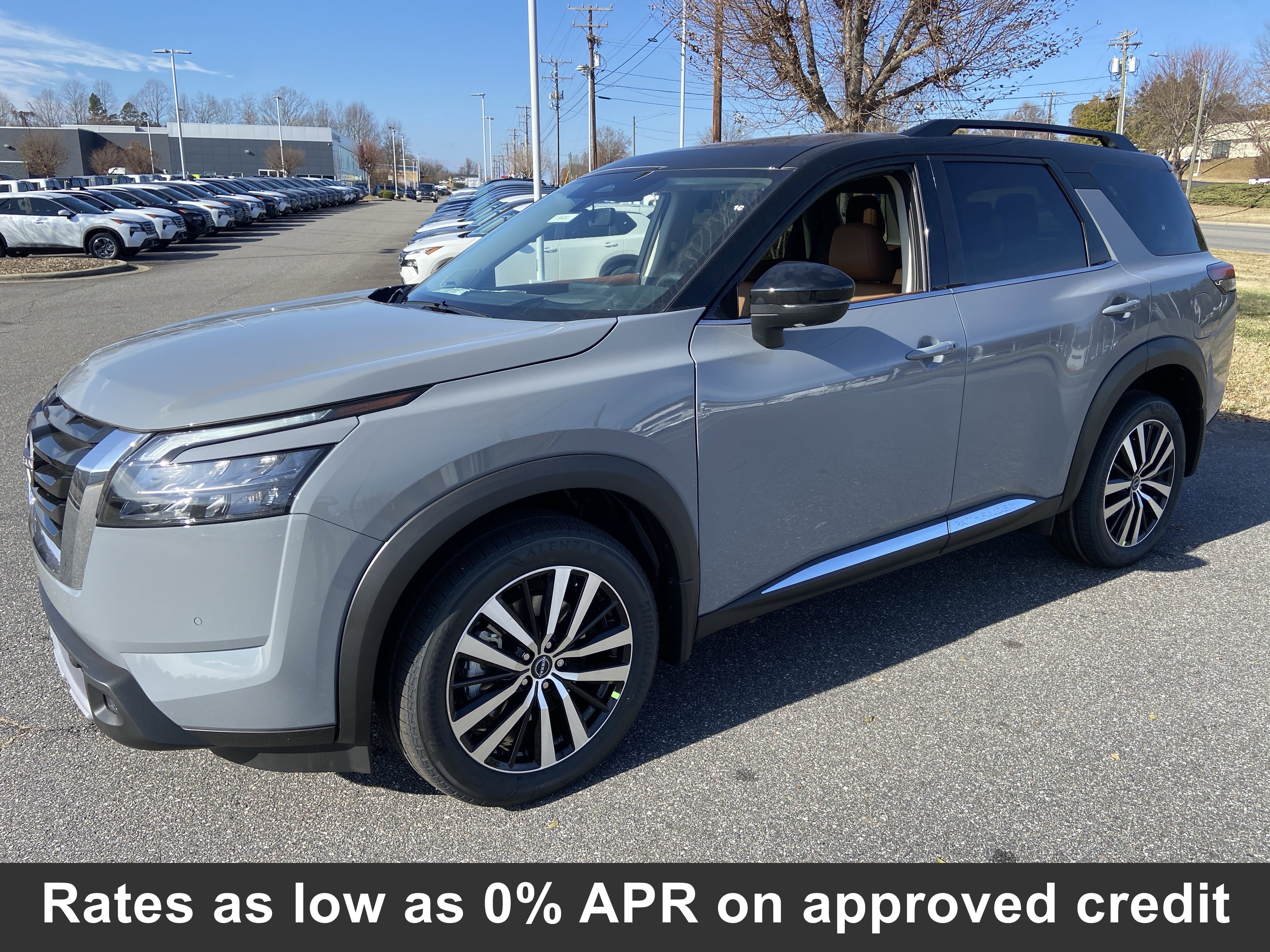 2025 Nissan Pathfinder Platinum's photo