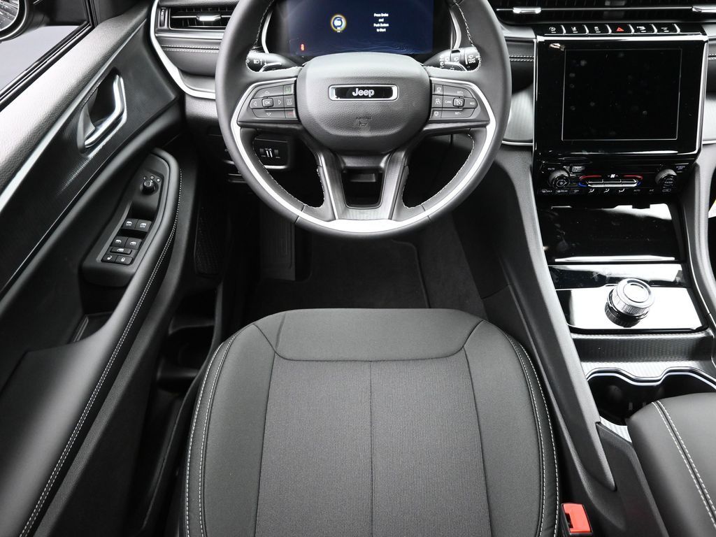 2025 Jeep Grand Cherokee Laredo photo 9
