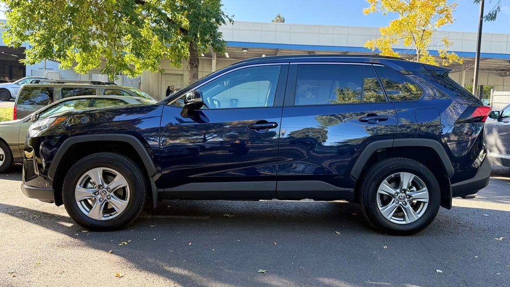 2024 Toyota RAV4 Hybrid XLE photo 2