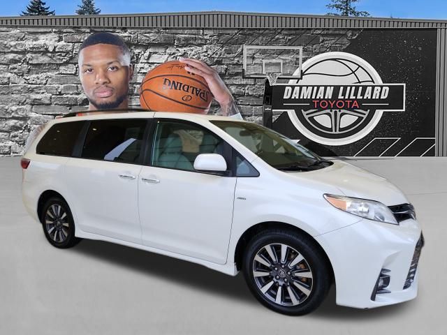 2019 Toyota Sienna XLE Premium's photo
