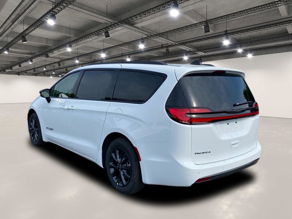 2025 Chrysler Pacifica photo 3