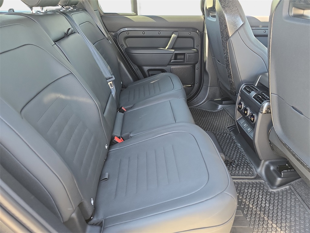 2025 Land Rover Defender 110 V8 photo 10