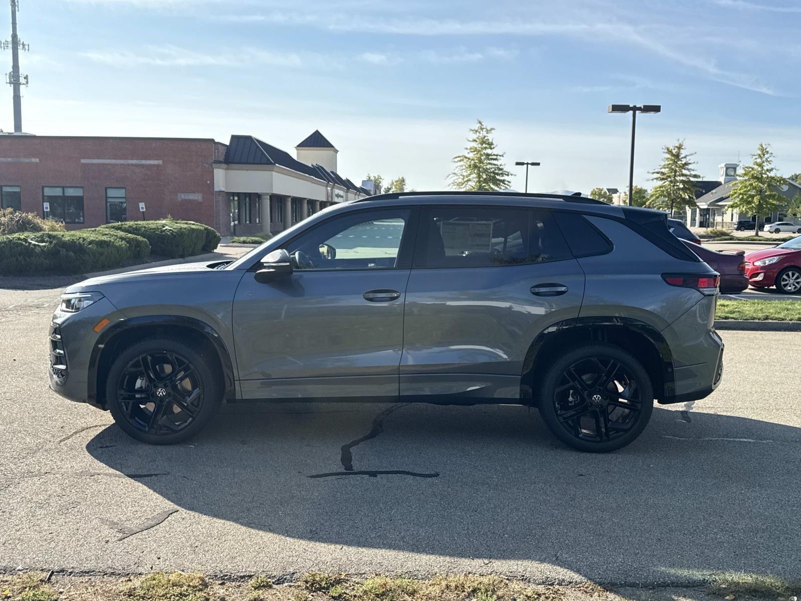 2025 Volkswagen Tiguan SE R-Line Black photo 2