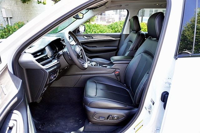 New 2023 Bright White Clear-Coat Exterior Paint Jeep 4xe image 17