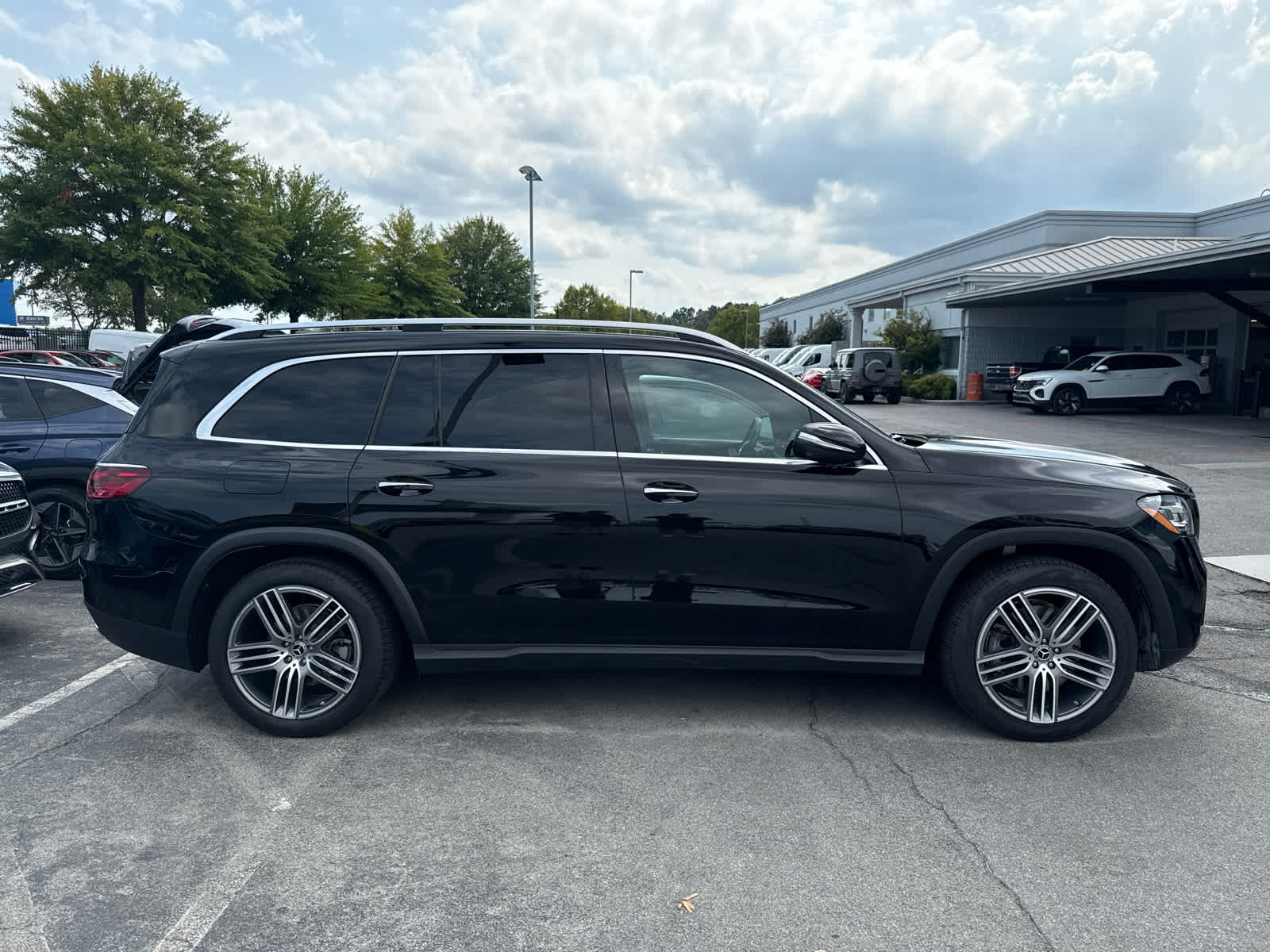 2025 Mercedes Benz GLS 450 4MATIC photo 4