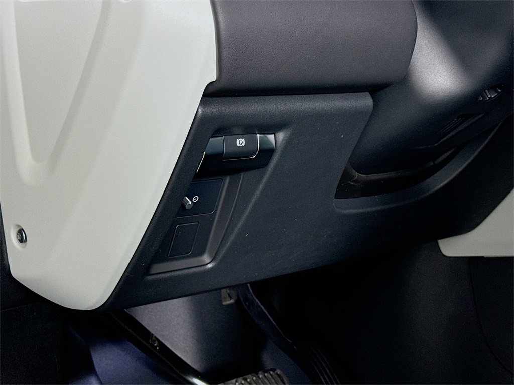 2024 Land Rover Defender 130 X-Dynamic SE photo 8